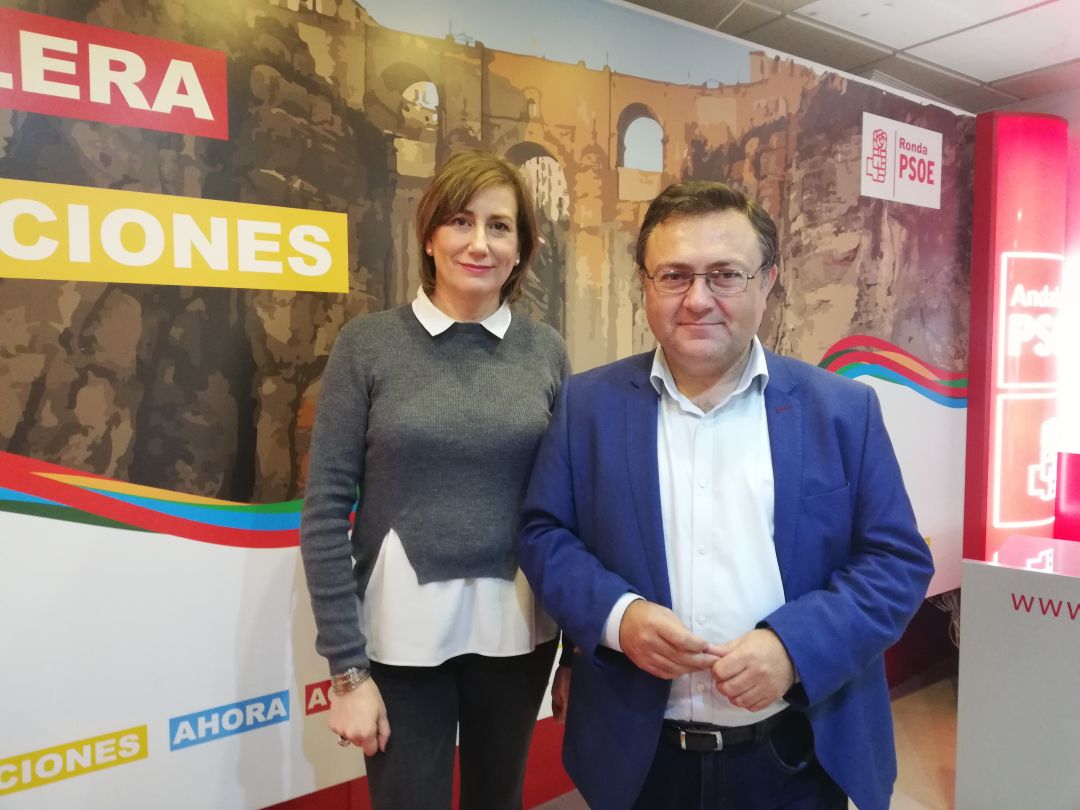 Isabel Aguilera y Miguel Ángel Heredia en la sede del PSOE de Ronda Isabel Aguilera y Miguel Ángel Heredia en la sede del PSOE de Ronda