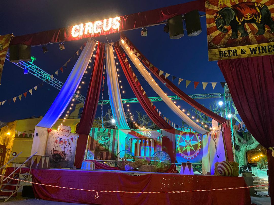 Montaje de uno de los seis escenarios del I Festival d'Arts Escèniques del Carnestoltes 2020 de Pego. Montaje de uno de los seis escenarios del I Festival d'Arts Escèniques del Carnestoltes 2020 de Pego.
