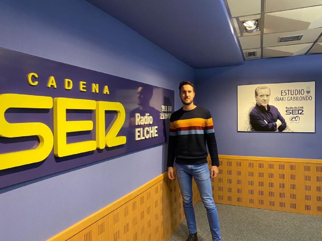 Raúl Martínez García en los estudios de Radio Elche Cadena SER Raúl Martínez García en los estudios de Radio Elche Cadena SER
