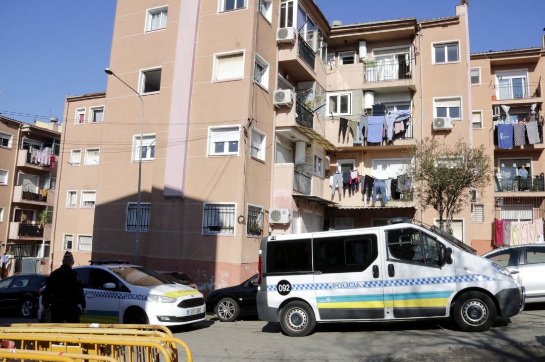 La Policia Municipal de Girona al carrer Mimosa de Font de la Pólvora La Policia Municipal de Girona al carrer Mimosa de Font de la Pólvora