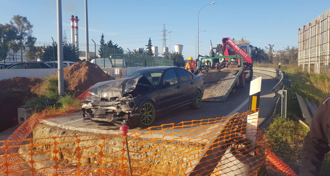 Un coche se precipita a una zanja a la altura de Puig d'en Valls. Un coche se precipita a una zanja a la altura de Puig d'en Valls.