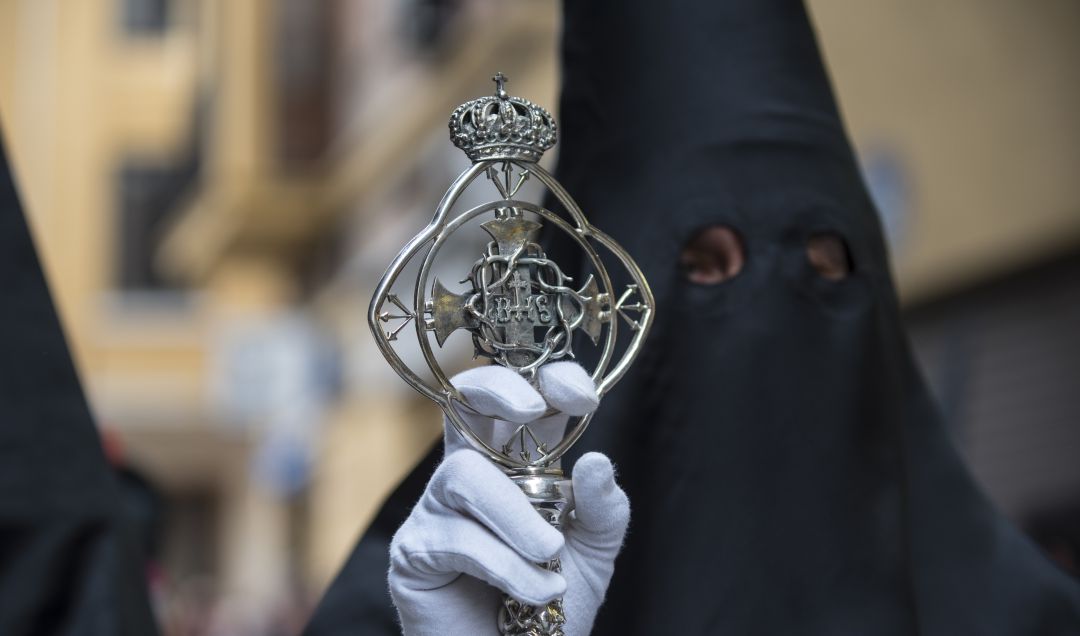 Un penitente durante una procesión de Semana Santa. Un penitente durante una procesión de Semana Santa.