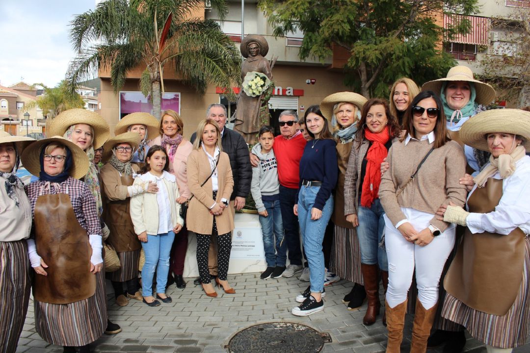 La alcaldesa de Motril, Luisa García Chamorro, junto con miembros del equipo de gobierno, la comparsa "Las Chicas de Oro" y familia de Adela Muñoz durante el descubrimiento de la placa homenaje en la rotonda de la Mondera La alcaldesa de Motril, Luisa García Chamorro, junto con miembros del equipo de gobierno, la comparsa "Las Chicas de Oro" y familia de Adela Muñoz durante el descubrimiento de la placa homenaje en la rotonda de la Mondera