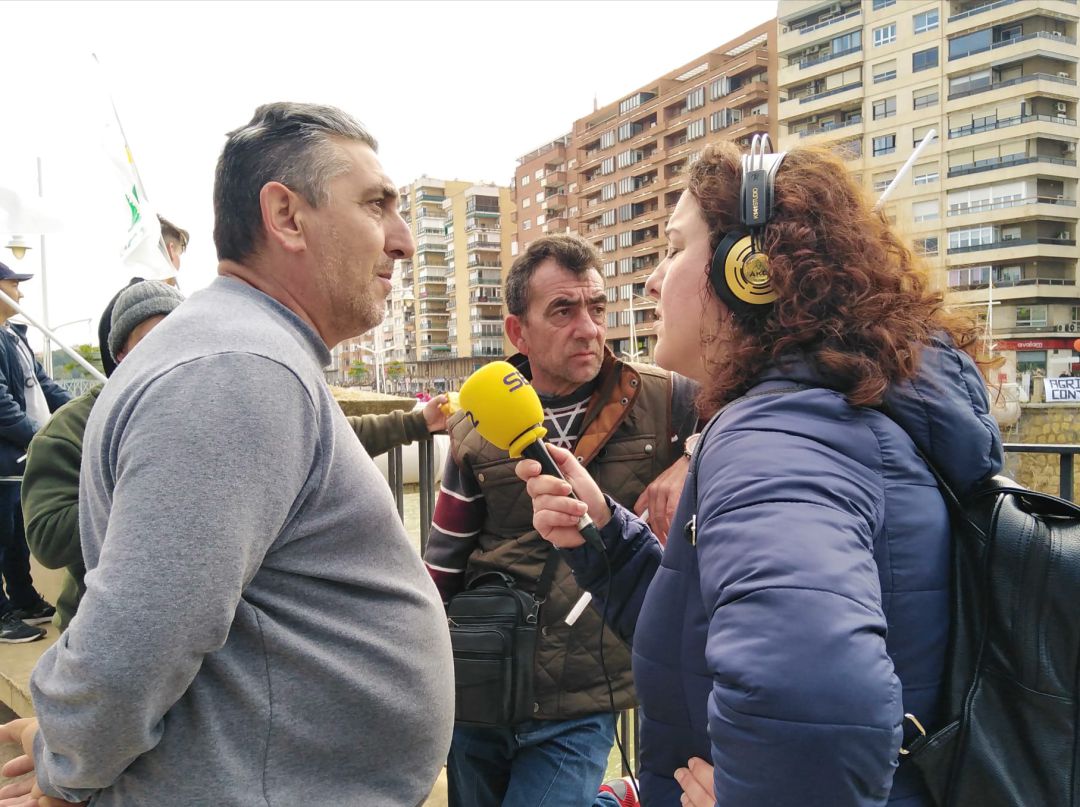 Juan, empresario agrícola en Cieza, admite que ha obligado a sus trabajadores a acudir a la manifestación de Murcia. En el centro de la imagen, José, uno de sus empleados Juan, empresario agrícola en Cieza, admite que ha obligado a sus trabajadores a acudir a la manifestación de Murcia. En el centro de la imagen, José, uno de sus empleados