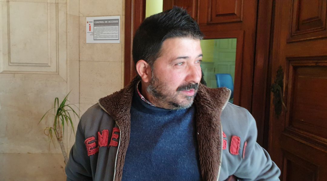 Eduardo Lera tras recoger la notificación de la Policía Local Eduardo Lera tras recoger la notificación de la Policía Local