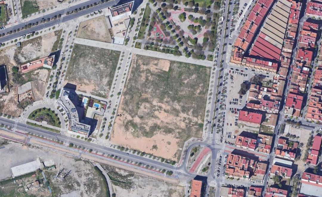 Imagen vista satélite del solar donde se prevén construir los depósitos de tranvía de la nueva L10 de Metrovalencia. Imagen vista satélite del solar donde se prevén construir los depósitos de tranvía de la nueva L10 de Metrovalencia.