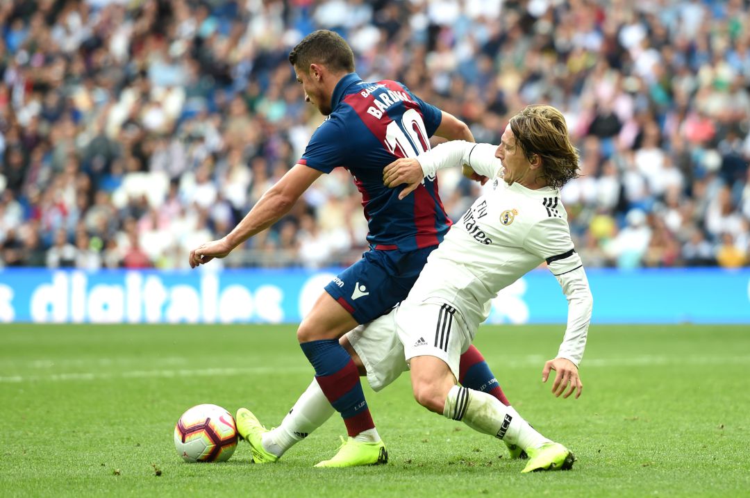 Bardhi y Modric pugnan por un balón Bardhi y Modric pugnan por un balón