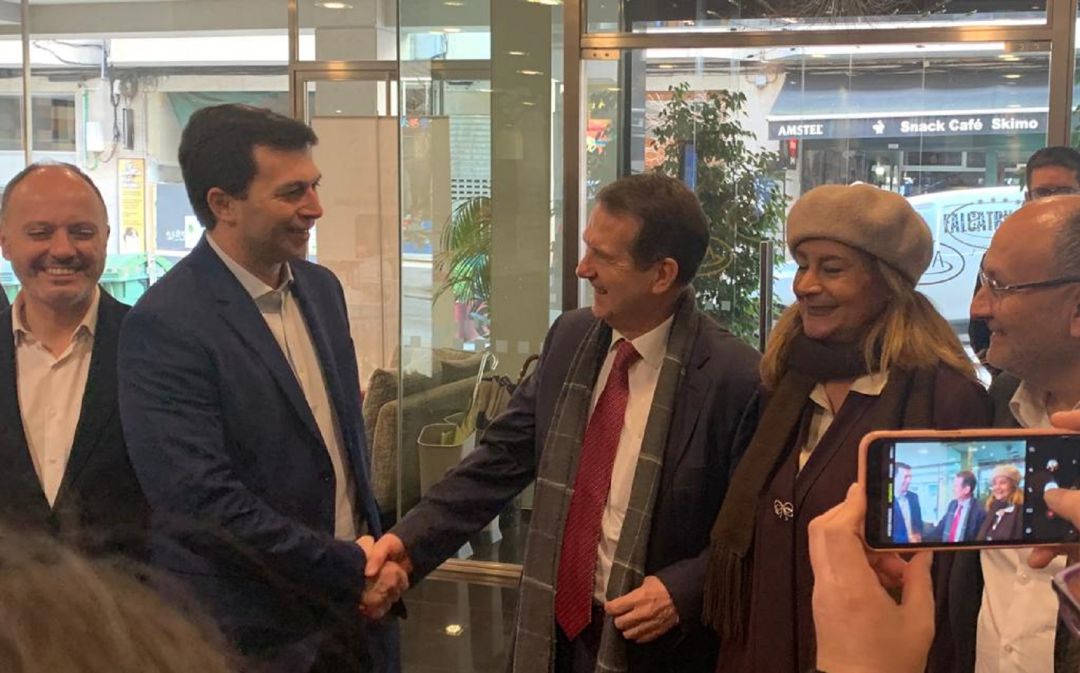 Gonzalo Caballero saludando al alcalde de Vigo Gonzalo Caballero saludando al alcalde de Vigo