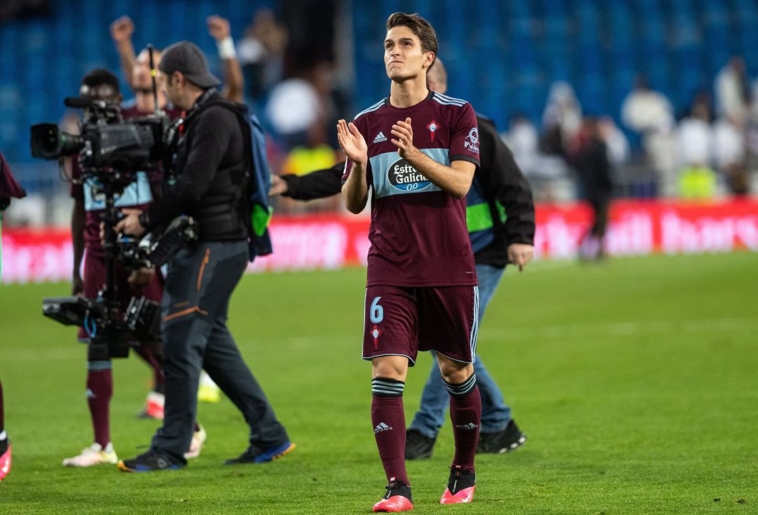 Denis Suárez aplaude tras el resultado en el Bernabéu Denis Suárez aplaude tras el resultado en el Bernabéu