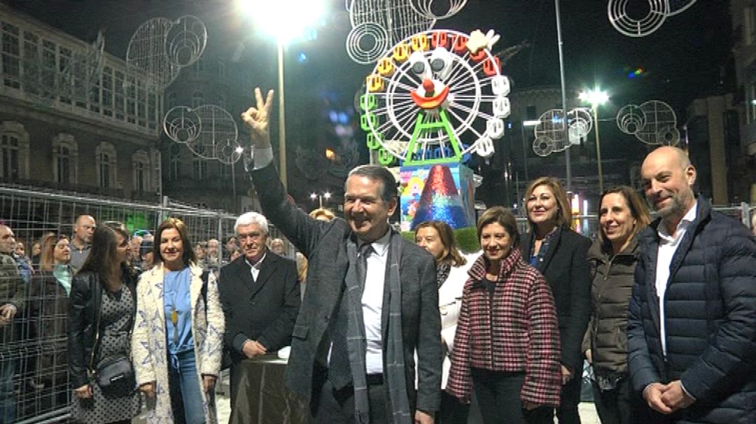 El alcalde Abel Caballero con su característico gesto de la victoria posando delante del meco El alcalde Abel Caballero con su característico gesto de la victoria posando delante del meco