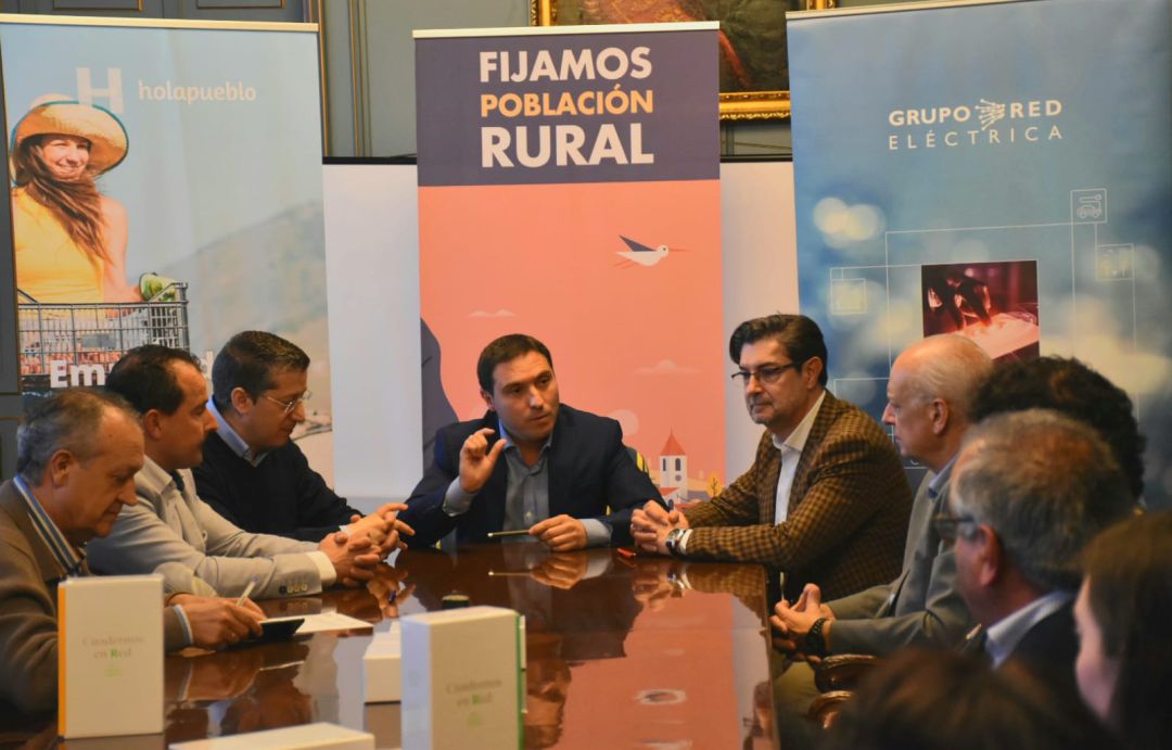 Responsables de Diputación, Red Eléctrica y Alma Natura se han reunido este viernes en el Palacio Provincial Responsables de Diputación, Red Eléctrica y Alma Natura se han reunido este viernes en el Palacio Provincial