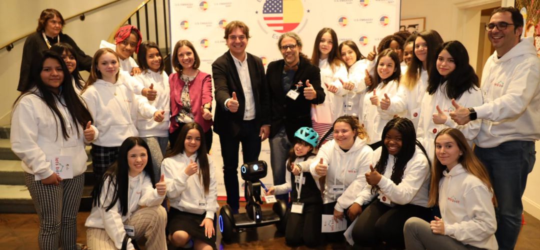 El alcalde de Fuenlabrada posa en la Embajada de EEUU en Madrid con las chicas que participarán en el programa 'Let`s Bot'! este fin de semana. El alcalde de Fuenlabrada posa en la Embajada de EEUU en Madrid con las chicas que participarán en el programa 'Let`s Bot'! este fin de semana.
