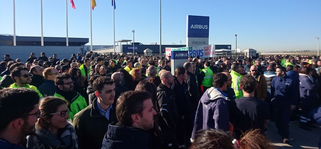 Los trabajadores frente a la planta de Airbus Los trabajadores frente a la planta de Airbus