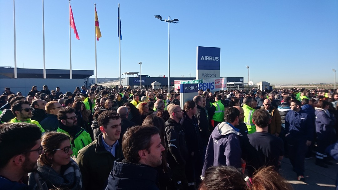Un millar de trabajadores de Getafe protestan por los despidos en Airbus