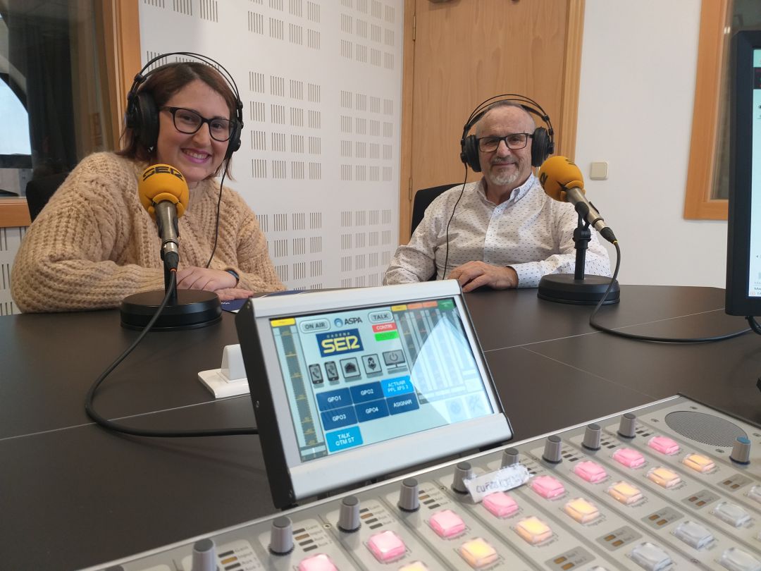 Iria García es una de las profesoras del taller de Tecnologías para mayores y José María Ledo, uno de sus alumnos. Iria García es una de las profesoras del taller de Tecnologías para mayores y José María Ledo, uno de sus alumnos.