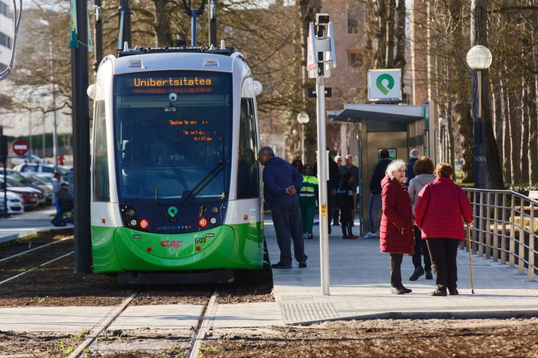 Tres nuevas paradas del tranvía de Vitoria han entrado en funcionamiento este sábado en una jornada en la que también han empezado a circular por esta infraestructura los nuevos convoyes de 7 vagones, dos más que los que operaban hasta ahora, con capacidad para 400 personas. Tres nuevas paradas del tranvía de Vitoria han entrado en funcionamiento este sábado en una jornada en la que también han empezado a circular por esta infraestructura los nuevos convoyes de 7 vagones, dos más que los que operaban hasta ahora, con capacidad para 400 personas.