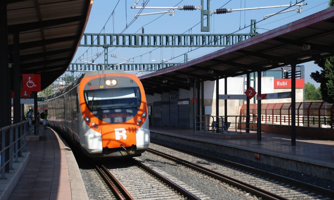 Un tren de Rodalies a l'estació de Rubí Un tren de Rodalies a l'estació de Rubí