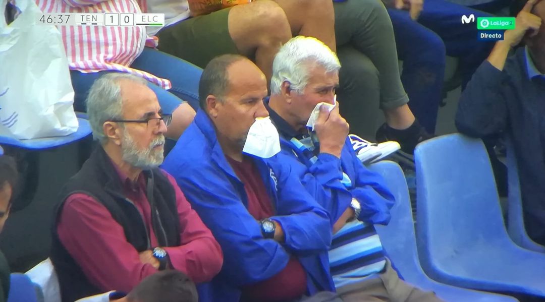 Aficionados del CD Tenerife tapándose la nariz para evitar respirar la calima que azota a Tenerife Aficionados del CD Tenerife tapándose la nariz para evitar respirar la calima que azota a Tenerife