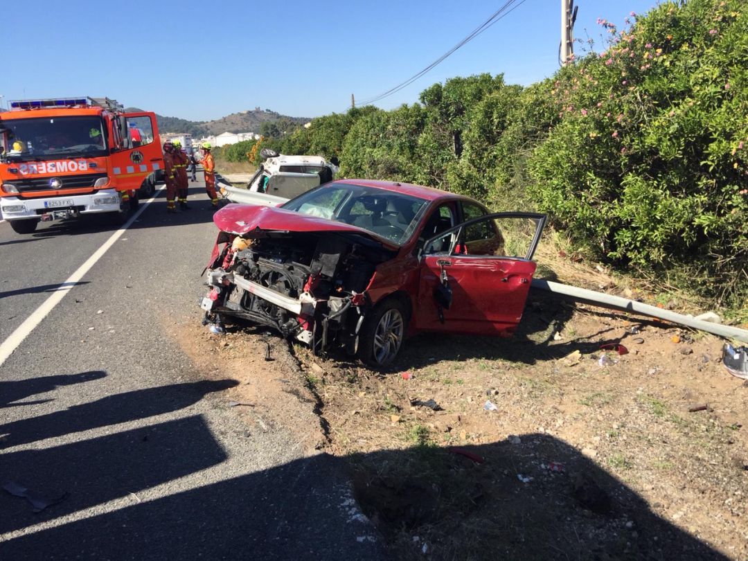 Uno de los vehículos afectados en el accidente de Oliva Uno de los vehículos afectados en el accidente de Oliva