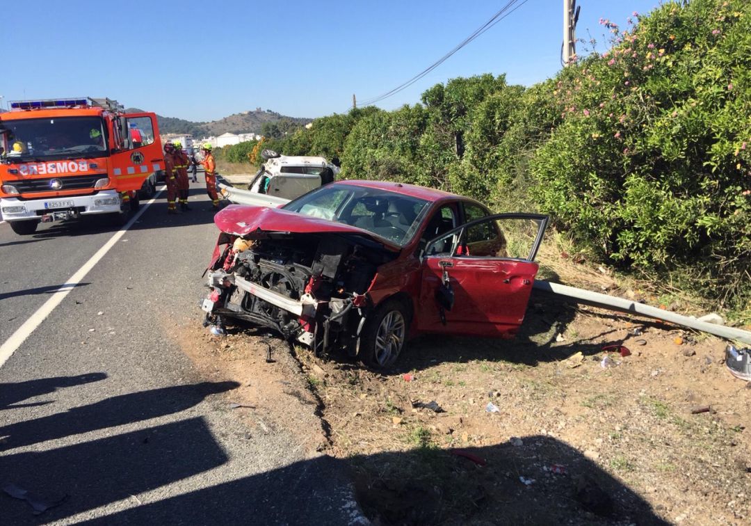 Tres personas heridas en un accidente de tráfico entre dos coches en Oliva