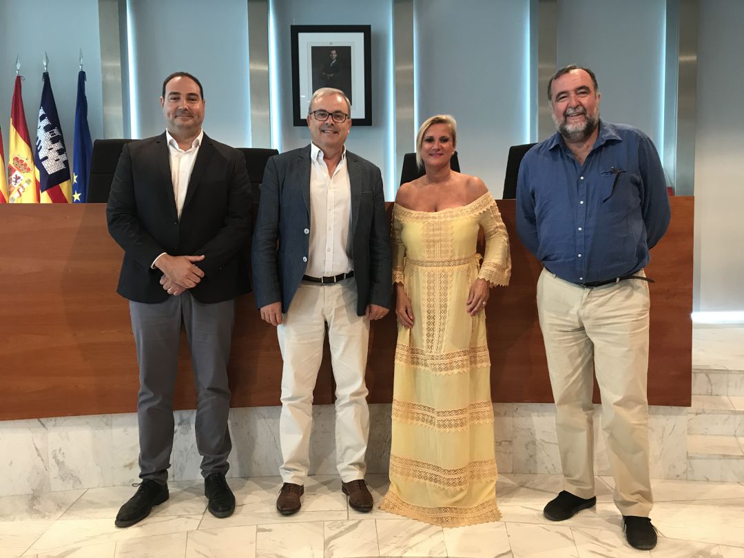 Marta Díaz junto a sus excompañeros del PSOE en el Consell, en una imagen de archivo Marta Díaz junto a sus excompañeros del PSOE en el Consell, en una imagen de archivo