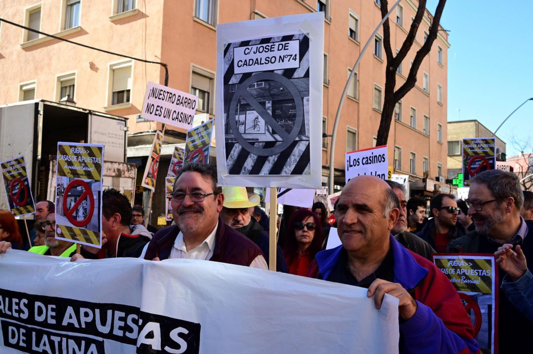 Momento de la protesta convocada por los vecinos del distrito de Latina (Madrid) contra la proliferación de locales de apuestas. Momento de la protesta convocada por los vecinos del distrito de Latina (Madrid) contra la proliferación de locales de apuestas.