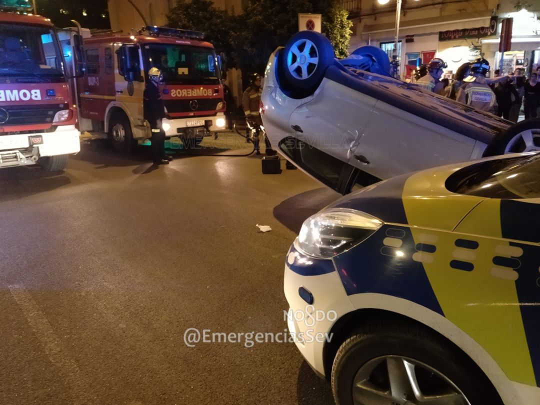Un vehículo ha volcado en un aparatoso accidente en el paseo de Colón. En otro accidente en la avenida de las Razas, cuatro coches se han visto implicados. Un vehículo ha volcado en un aparatoso accidente en el paseo de Colón. En otro accidente en la avenida de las Razas, cuatro coches se han visto implicados.