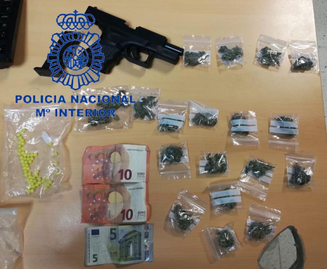 Material incautado a un menor de 16 años tras supuestamente vender marihuana en las inmediaciones de un centro educativo Material incautado a un menor de 16 años tras supuestamente vender marihuana en las inmediaciones de un centro educativo