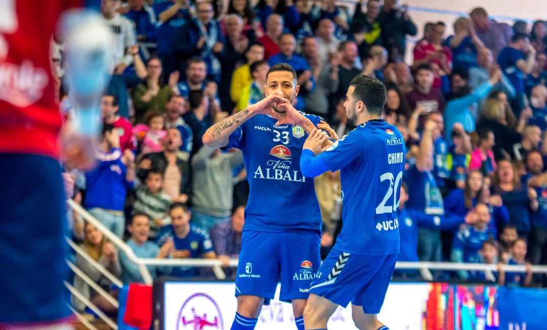 Celebración de uno de los tantos del Viña Albali Valdepeñas, ante el Osasuna Magna Celebración de uno de los tantos del Viña Albali Valdepeñas, ante el Osasuna Magna