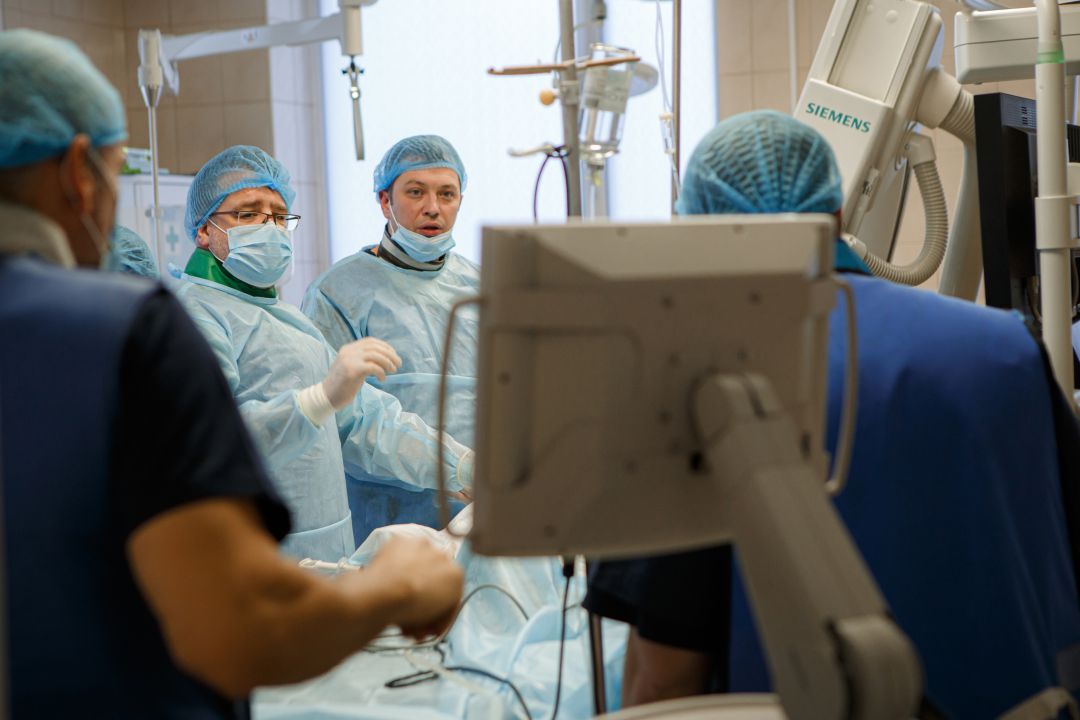 Dos cirujanos durante una operación en un quirófano Dos cirujanos durante una operación en un quirófano