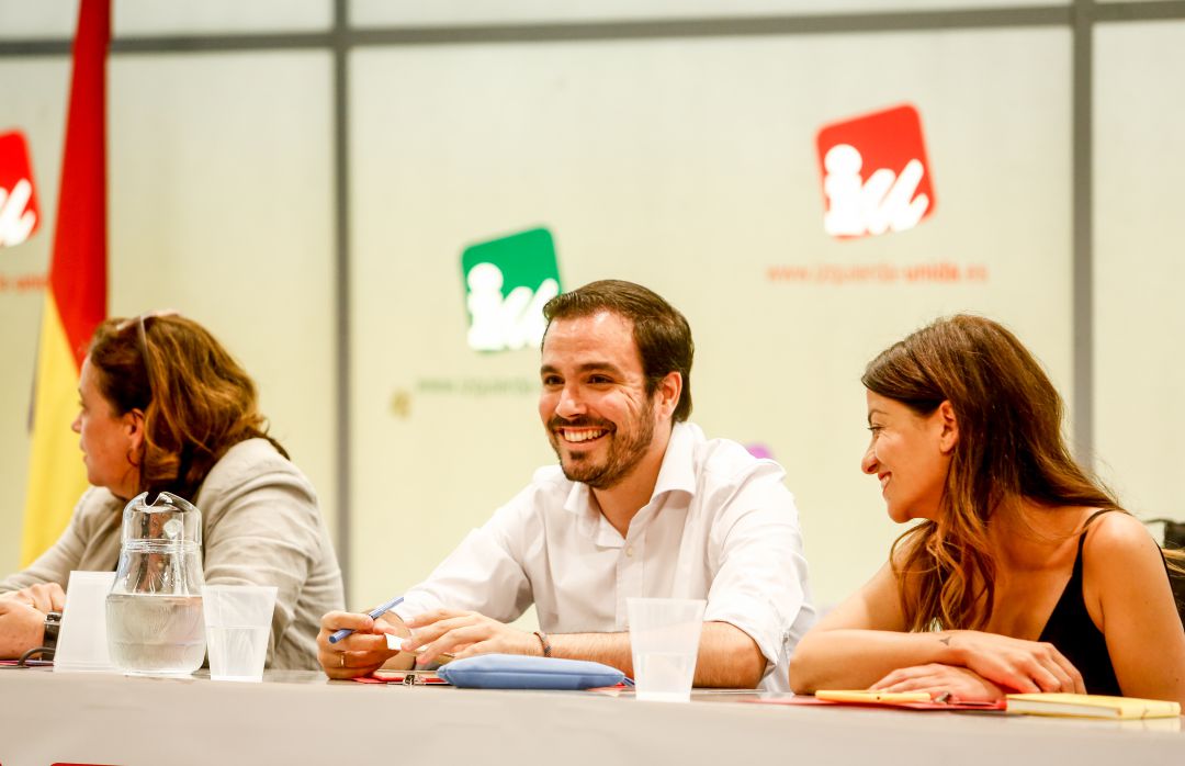 El coordinador federal de Izquierda Unida, Alberto Garzón, junto a la portavoz de la dirección federal y eurodiputada electa, Sira Rego en rueda de prensa el pasado mes de julio. El coordinador federal de Izquierda Unida, Alberto Garzón, junto a la portavoz de la dirección federal y eurodiputada electa, Sira Rego en rueda de prensa el pasado mes de julio.
