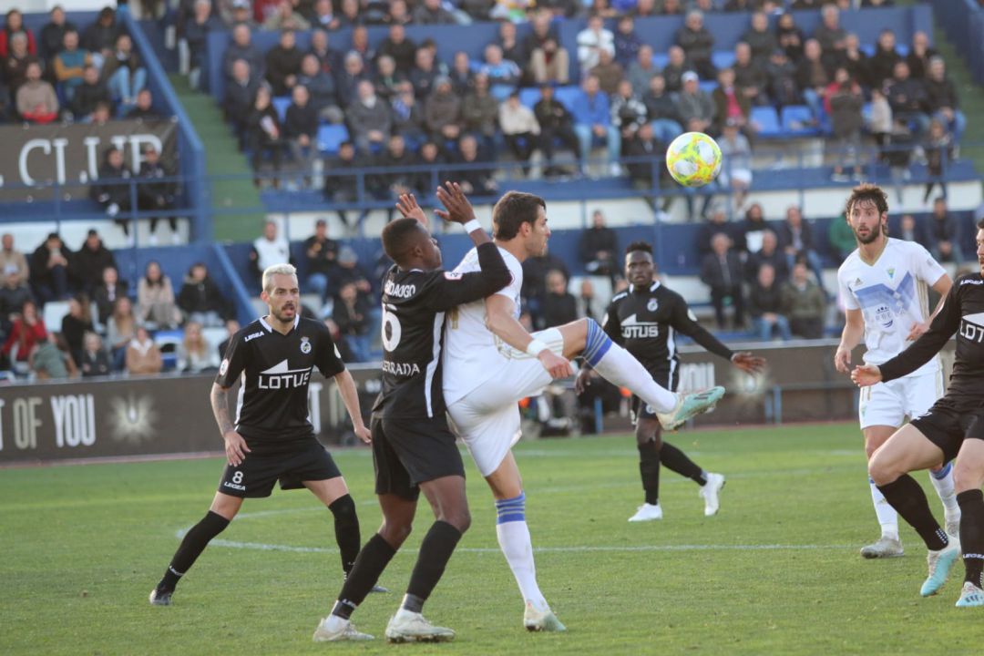 Un momento del partido. Un momento del partido.