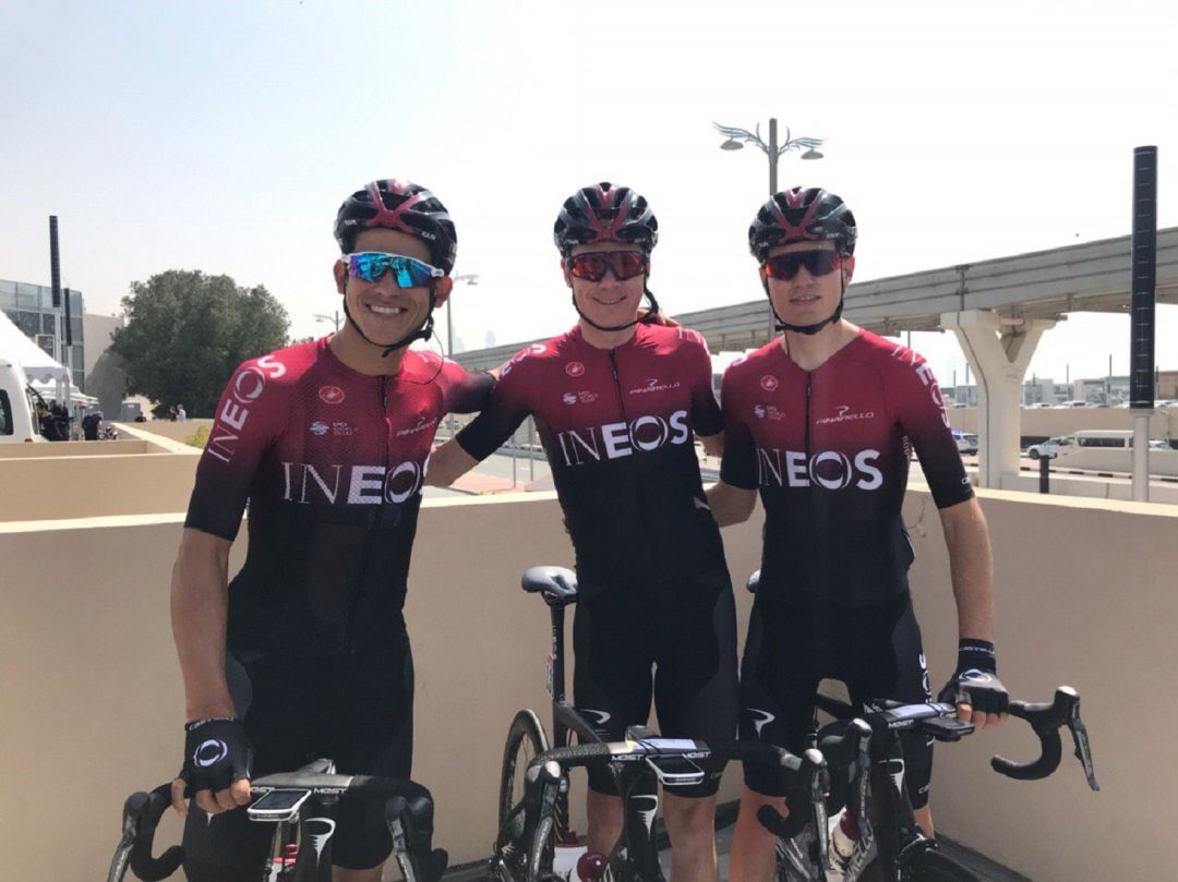 El corredor granadino, Carlos Ródriguez (d) junto a Cris Froome y Andrey Amador (i) con los colores del INEOS Team. El corredor granadino, Carlos Ródriguez (d) junto a Cris Froome y Andrey Amador (i) con los colores del INEOS Team.