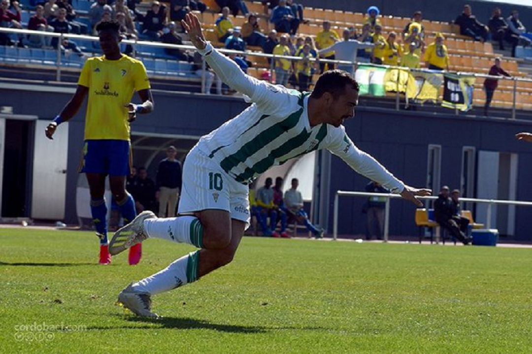 De las Cuevas celebra el gol del Córdoba De las Cuevas celebra el gol del Córdoba