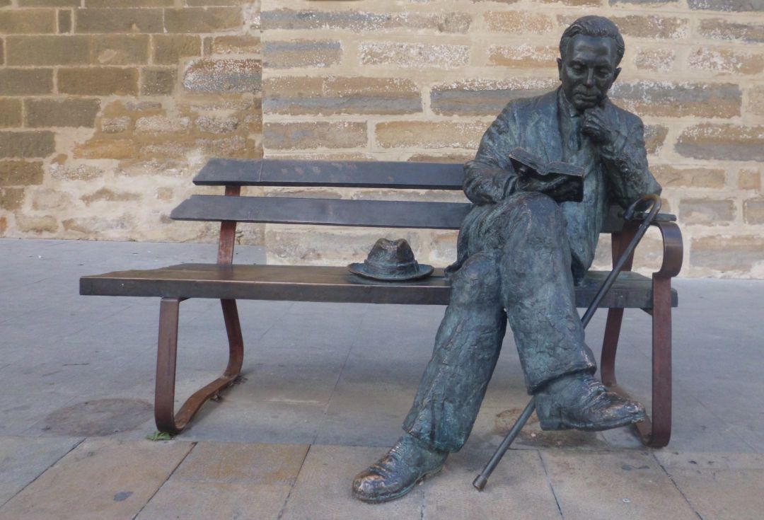 Estatua de Antonio Machado en una calle de Baeza. Estatua de Antonio Machado en una calle de Baeza.
