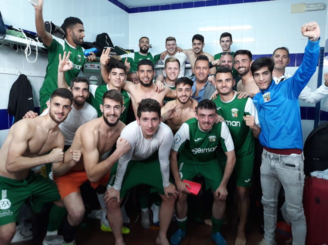 Jugadores del Guada celebrando el triunfo en el vestuario Jugadores del Guada celebrando el triunfo en el vestuario