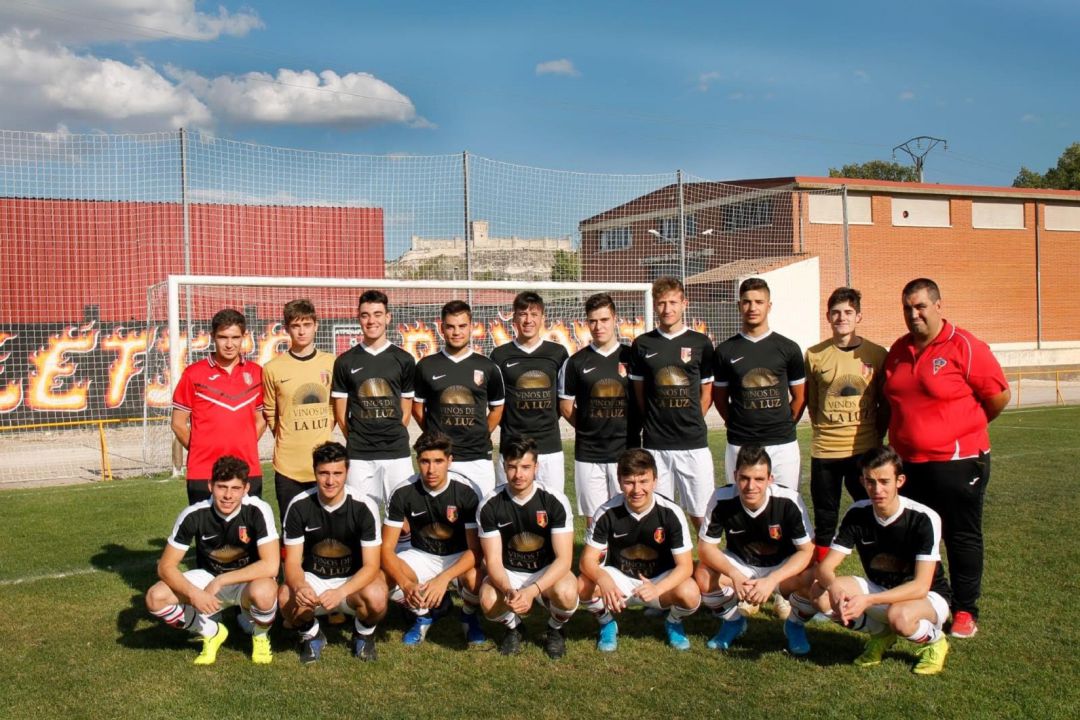 Los integrantes de la plantilla juvenil y cuerpo técnico del Atlético Peñafiel Los integrantes de la plantilla juvenil y cuerpo técnico del Atlético Peñafiel