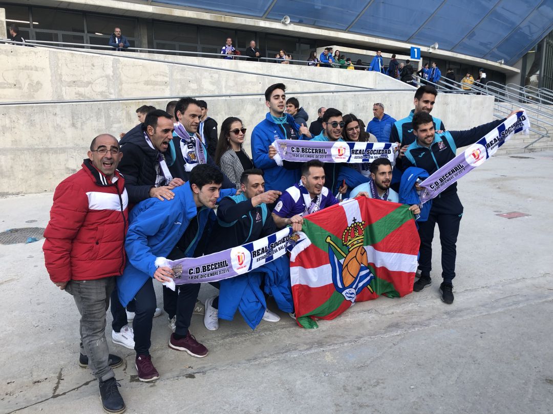 Jugadores y aficionados del Becerril posan a la entrada de Anoeta Jugadores y aficionados del Becerril posan a la entrada de Anoeta