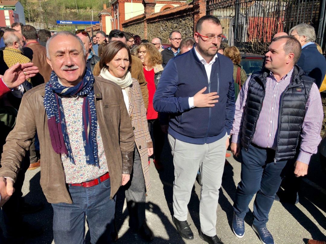 Adrián Barbón junto al secretario general de UGT, Pepe Álvarez y el líder del SOMA, José Luis Alperi. Adrián Barbón junto al secretario general de UGT, Pepe Álvarez y el líder del SOMA, José Luis Alperi.