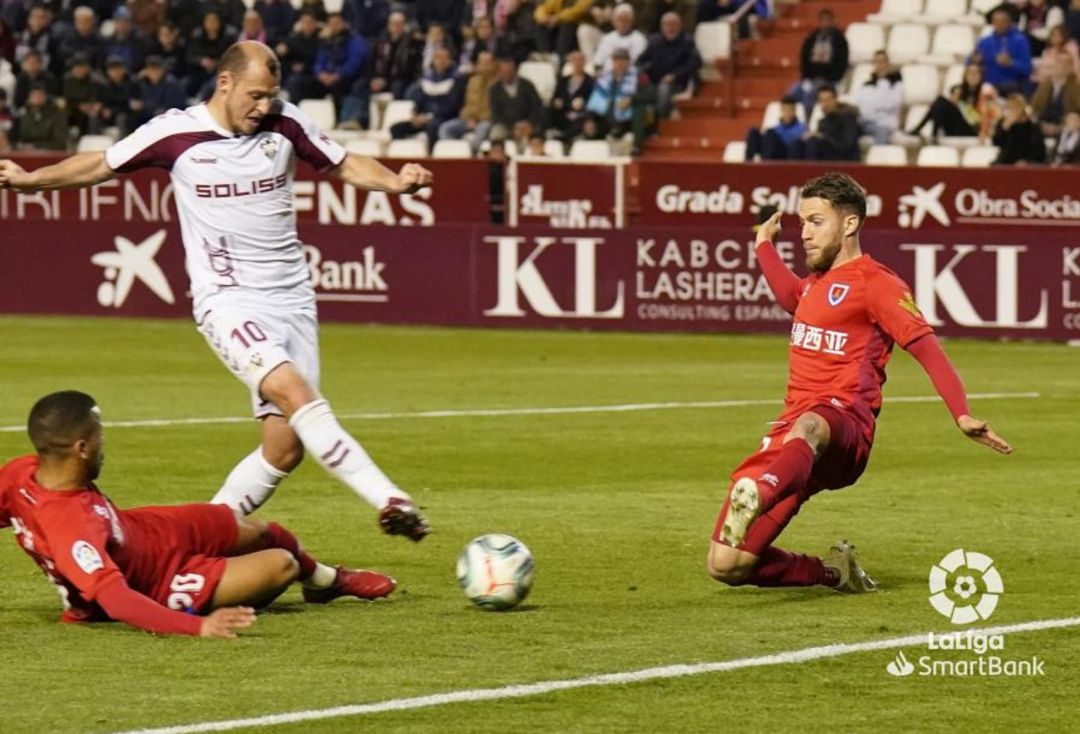 Zozulya remata ante los numantinos Gus Ledes e Iván Calero. Zozulya remata ante los numantinos Gus Ledes e Iván Calero.