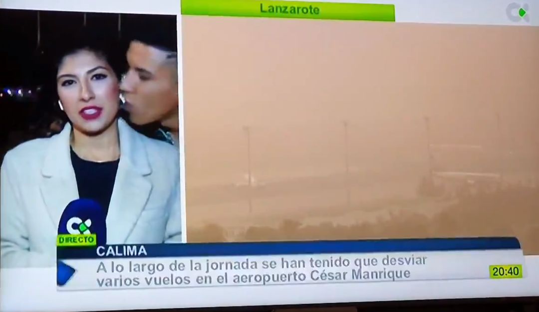 Momento en el que el agresor se acerca a la reportera que se encontraba en directo para RTVC. Momento en el que el agresor se acerca a la reportera que se encontraba en directo para RTVC.