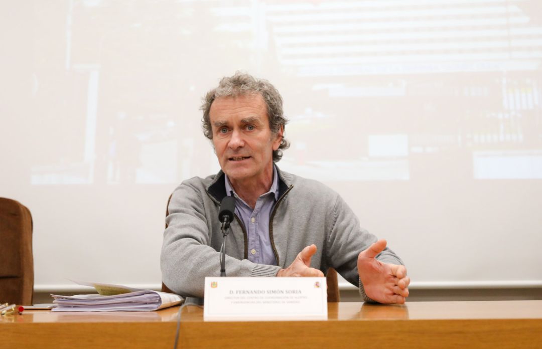 El director del CCAES, Fernando Simón, el pasado 13 de febrero en rueda de prensa para explicar la evolución de las personas que se encontraban en cuarentena en España por riesgo de contagio de Coronavirus. El director del CCAES, Fernando Simón, el pasado 13 de febrero en rueda de prensa para explicar la evolución de las personas que se encontraban en cuarentena en España por riesgo de contagio de Coronavirus.