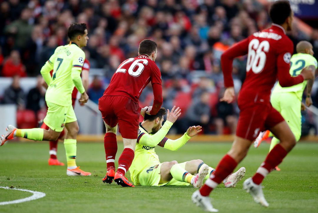 Robertson empuja la cabeza de Messi durante el partido de vuelta en Anfield. Robertson empuja la cabeza de Messi durante el partido de vuelta en Anfield.