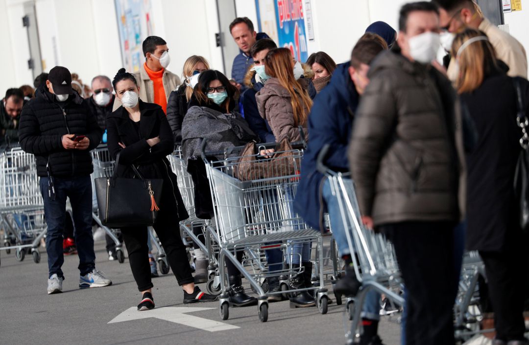 La gente hace cola en un supermercado a las afueras de la ciudad de Casalpusterlengo, que ha sido cerrada por el gobierno italiano por el brote de coronavirus La gente hace cola en un supermercado a las afueras de la ciudad de Casalpusterlengo, que ha sido cerrada por el gobierno italiano por el brote de coronavirus