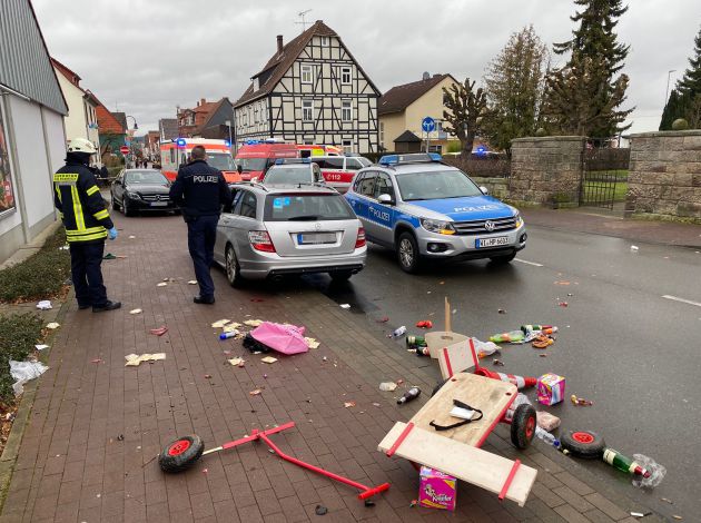 Un carro roto, entre los restos que han quedado tirados en el suelo. Un carro roto, entre los restos que han quedado tirados en el suelo.