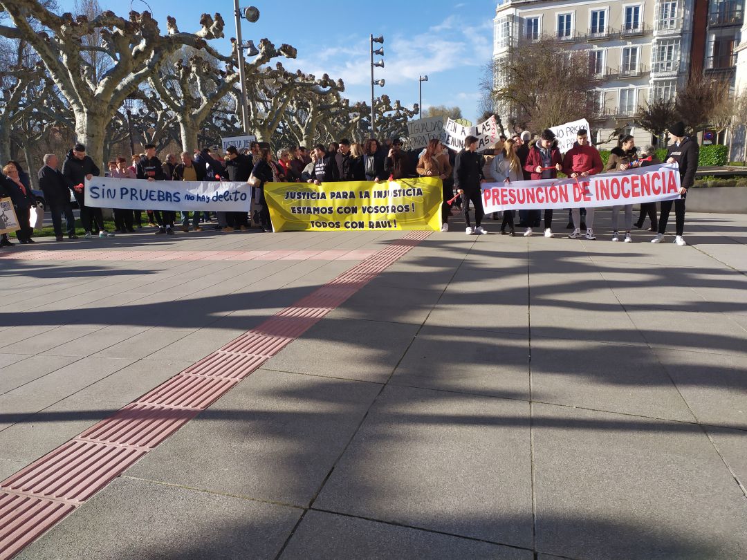 Un centenar de personas se concentraban en apoyo a los procesados Un centenar de personas se concentraban en apoyo a los procesados