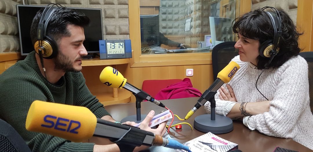 Santi Ongay con Bea Balbona en los estudios de Radio Asturias Santi Ongay con Bea Balbona en los estudios de Radio Asturias