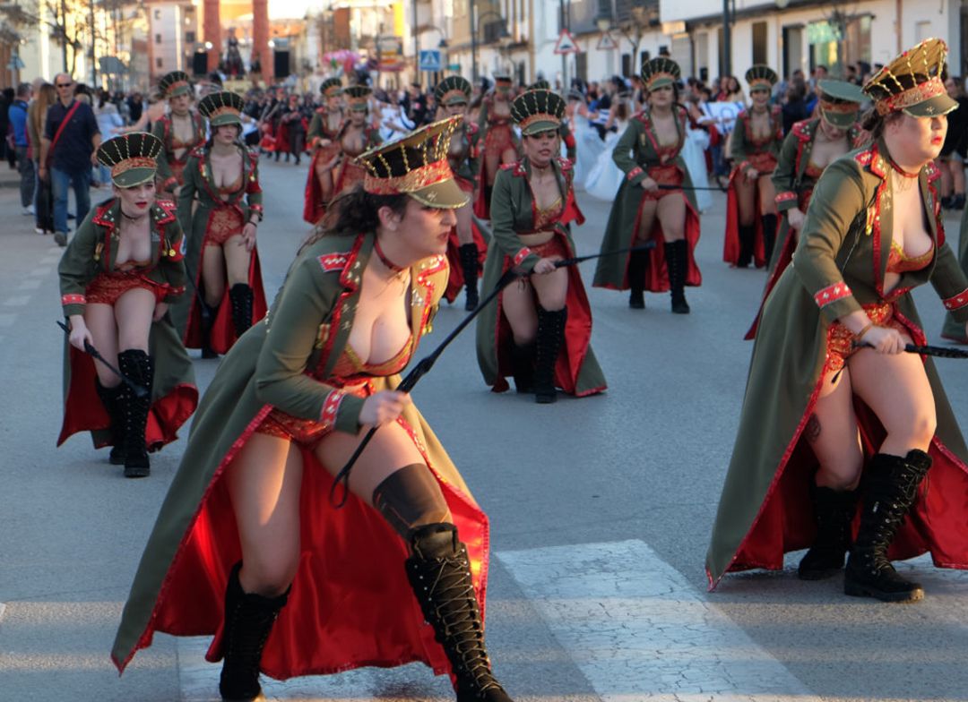 La Asociación Cultural 'El Chaparral' de Las Mesas durante el desfile de carnaval 2020 de Las Pedroñeras La Asociación Cultural 'El Chaparral' de Las Mesas durante el desfile de carnaval 2020 de Las Pedroñeras
