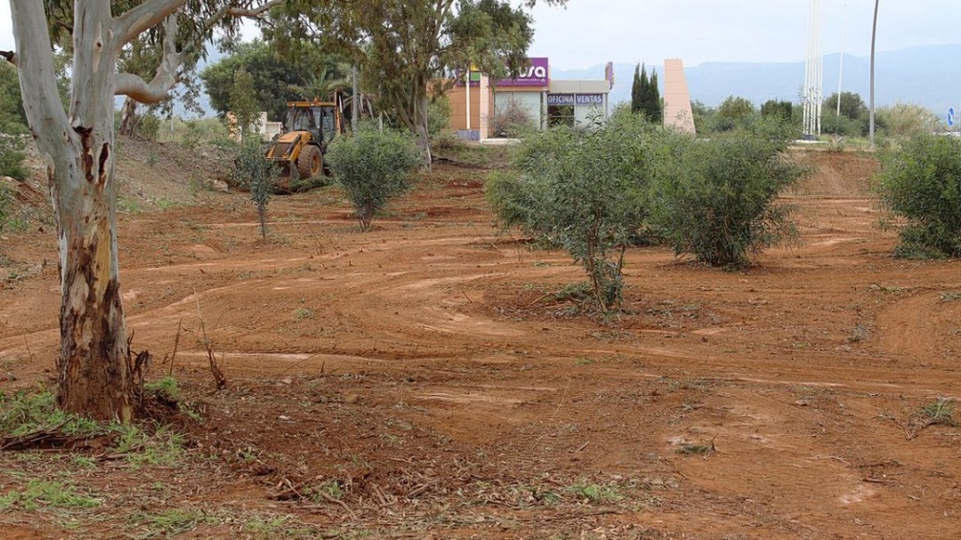 El Ayuntamiento de Cartagena procede a la limpieza de los solares municipales de Los Urrutias