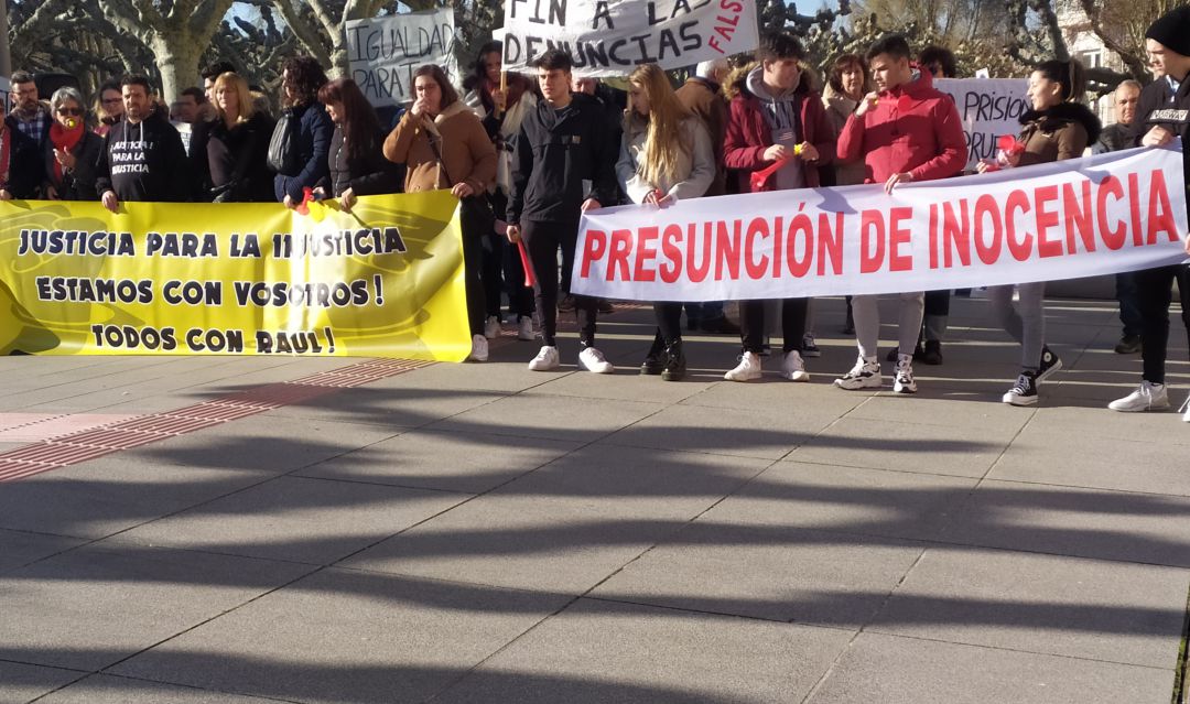 Concentración a favor de los condenados por el Caso Arandina frente al Palacio de Justicia de Burgos Concentración a favor de los condenados por el Caso Arandina frente al Palacio de Justicia de Burgos